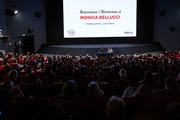 <span style='display:inline-block; background-color:#DF071E; width: 100%;padding:5px;'>MASTER CLASS - Rencontre avec Monica Bellucci </span>
