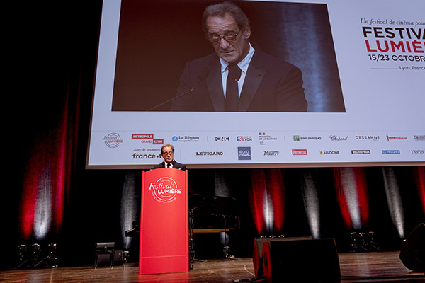 <span style='display:inline-block; background-color:#DF071E; width: 100%;padding:5px;'>Vincent Lindon</span>