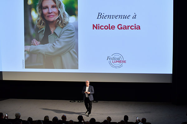 <span style='display:inline-block; background-color:#DF071E; width: 100%;padding:5px;'>Nicole Garcia</span>