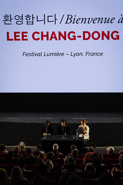 <span style='display:inline-block; background-color:#DF071E; width: 100%;padding:5px;'>MASTER CLASS - Rencontre avec Lee Chang-dong </span>