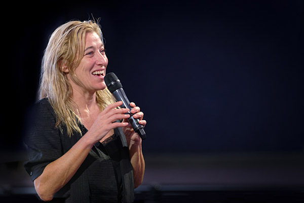 <span style='display:inline-block; background-color:#DF071E; width: 100%;padding:5px;'>Valeria Bruni Tedeschi</span> 